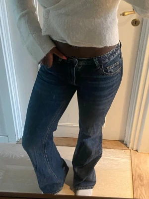  Mörkblå låg midja, bootcut jeans -  Mörkblå låg midja det bootcut jeans från Stradevarius. Använd väldigt två gånger. Inga slitage och i bra skick. 