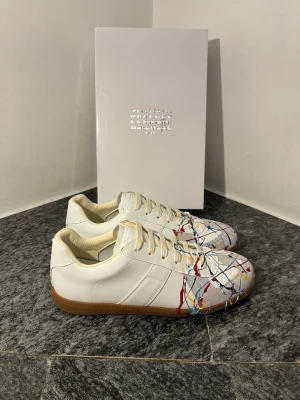 Maison Margiela skor - Vita Maison Margiela paint splatter skor. Helt nya! Priset är inte fast. Kom privat för fler frågor.