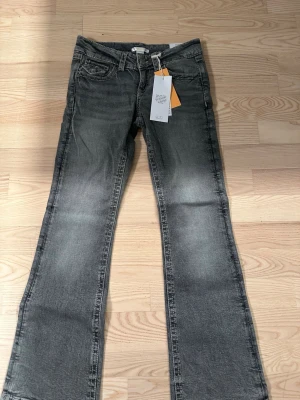 Unused grey flare / bootcut jeans – new with tags (size 152) - Unused grey jeans with a slight flare/bootcut fit 🌫️ Never worn – tags are still attached, but unfortunately it was too late to return them.  ✔ Brand new / unused ✔ New with original tags ✔ Comfortable fit ✔ Trendy grey wash ✔ Size: 152  Perfect if you’re looking for brand-new jeans at a better price ♻️ Feel free to message me if you have any questions or want more photos ✨Original price was 360 SEK – selling for a better price.