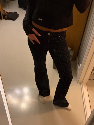 Mörkblå glitter bootcut jeans - Säljer mina assnygga jeans med glitter. Sitter jättesnyggt. Knappt använda. Strl 40, passar dock mig som har S. 