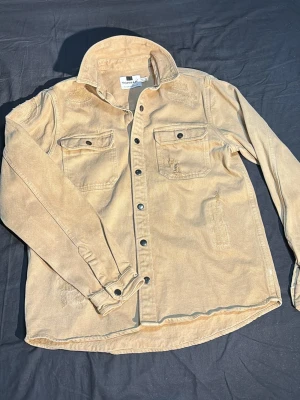 Beige overshirt från Topman - Overshirt med slitningar, stolek S men passar M