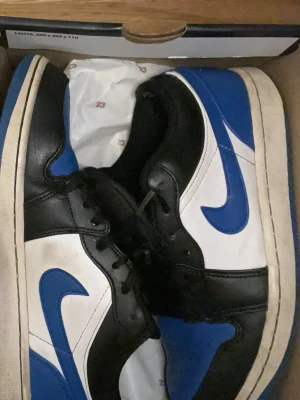 Jordan 1 Low Royal blue-Black-White - Säljer nu mina Jordan 1s som är för små för mig. Skorna är i använt men okej skick och går lätt att tvätta till lite och fräsha upp✋. Låda tillkommer och hör gärna av dig innan köp!