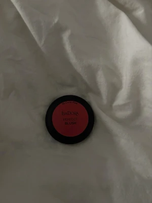 Isadora blush - Fin blush har aldrig använt den men de har ett litet sträck på den efter jag tappa den, den e jätte fin o de är färg av 05 coral pink 