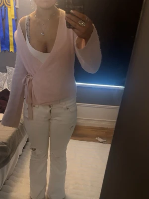 Ljusrosa stickad kofta - Rosa kofta från Gina 