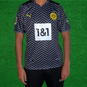 Dortmund Tröja, Haaland#9, Storlek L - Helt ny, högkvalitativ replika. Modellen är 175 cm lång och bär storlek S på bilden. Pris: 349 kr. Leverans: Skickas inom 24 timmar. Notera: Begränsat antal- först till kvarn 