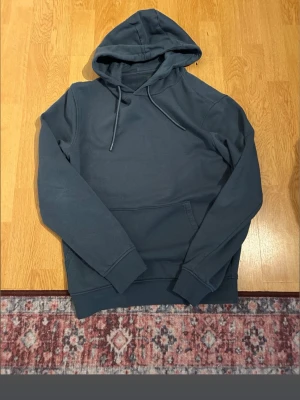 Hoodie  -  Tjena! Jag säljer nu denna jätteschyst hoodien från Dressman i storlek S. Den är använd en gång. Skriv gärna vi funderingar🤝