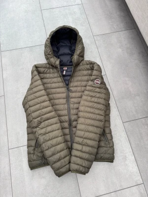 Colmar jacka - Snygg olivgrön pufferjacka från Colmar med huva och svarta detaljer. Perfekt för kyligare vårdagar och riktigt stilren. Sitter som en S. Skick 8/10, hör av er vid frågor!
