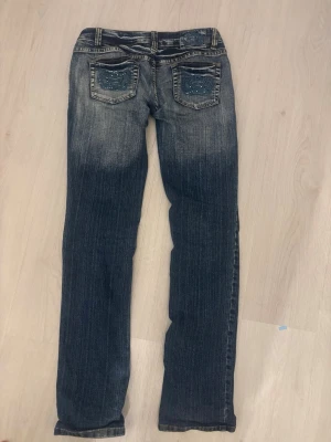 Vintage Victoria Beckham jeans  -  Dessa snygga vintage jeans ger en klassisk year 2000 look dom är extremt lågmidjade och har en stragith modell dom är lite stora i midjan men dom går att spänna åt med ett snöre jag fixat själv. Storleken är 34 XL. Vet inte riktigt vad det betyder men jag har vanligt vis vanlig 34 i storlek och dom passar förutom att dom är lite stor i midjan som jag sa. 