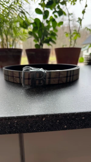 B bälte  - Snyggt helt nytt storlek 110/ 2 färgad bälte 