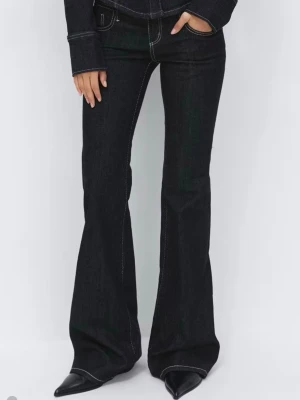 Gina jeans  - Snygga mörkblå bootcut jeans med vita kontrastsömmar och klassisk femficksdesign. Jeansen har hög midja och utsvängda ben, vilket ger en retroinspirerad look. Tillverkade i kraftigt denimtyg som ger en schysst passform och stil. HELT SLUTSÅLDA