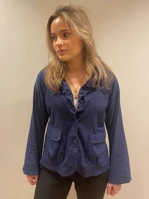 Tunn jacka  - Söt mörkblå tunn jacka/overshirt. Fina volanger och knappar, perfekt till våren när det blir varmare. Bra skick💕