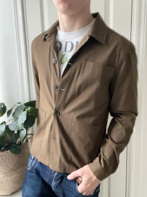 Jack and Jones overshirt  - Jack and Jones overshirt - slim fit. Lite nylon / polyester matieral så kan nästan kallas för en kavaj. Inga defekter! Modellen i bilderna är 180 cm 75 kg och bär Storlek M , Kom med frågor! 🌟 (Kan gå ned i pris vid köp av paket 😉) 