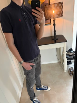 Mörkblå piké från Ralph Lauren - Perfekt plagg nu till det varmare vädret!🌞☀️perfekt för en vanlig dag eller till ett lite mer sofistikerat tillfälle🙃nypris ligger på ca 1400🚨hälsningar Avenue😇