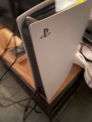 PlayStation 5 spelkonsol - Säljer en PlayStation 5 konsol från Sony. Konsolen har en futuristisk design i vitt och svart med PlayStation-loggan på sidan. Tillverkad i plast och metall, perfekt för gaming på nästa nivå med kraftfull prestanda och snygg look. Priset kan diskuteras vid intresse och snabb affär