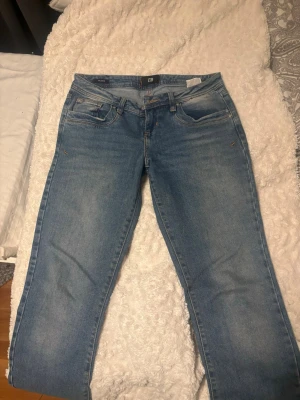 LTB valerie - Snygga blå jeans från LTB i modellen valerie, de är låga i midjan och nyskick. Säljer för de ej passar mig i storleken, skriv för fler frågor🥰