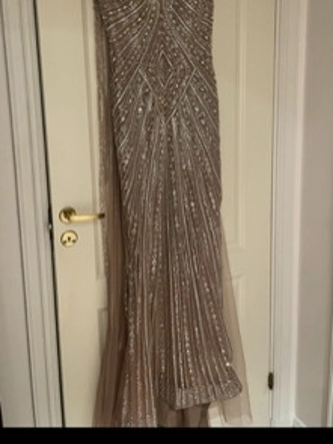 Glittrig silverklänning med pärlor - 3