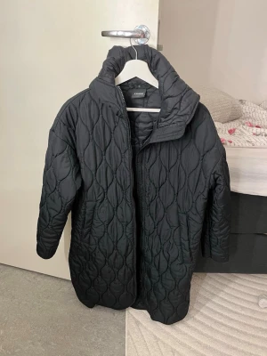 Everest jacka - Säljer då den inte kommer till användning. Den är endast använd en gång.