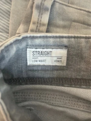 Ljusgråa gråa pepe low waist jeans straight low lågmidjade modell Venus - Lågmidjade straight low jeans från pepe Ljusgråa Storlek 28 De är för små för mig därav säljer jag dem Väldigt fint skick använda några få gånger endast Nypris Köpta för cirka 1000kr  Ljusgråa gråa pepe low waist jeans straight low lågmidjade modell Venus
