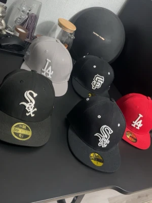 Säljer dessa kepsar styck 220 - Gråa är såld alla andra är kvar, kontakta gärna över funderingar. Följer man får man en rabatt 