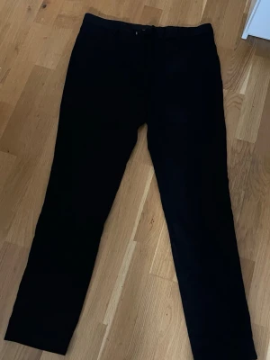 Svarta raka kostymbyxor  - Står att de är storlek 50 men sitter mer som 40/42  Klassiska svarta kostymbyxor från H&M i mycket bra skick. Stilrena och enkla att matcha både till vardag och mer uppklätt.  ✔ Klassisk modell ✔ Lätt att matcha till skjorta eller topp ✔ Passar både jobb och fest ✔ Mycket bra skick  📏 Storlek: XL / 42 / 14 🏷 Märke: H&M 🧵 Skick: Mycket bra