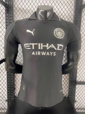 Manchester City matchtröja Puma - Svart kortärmad matchtröja från Puma för Manchester City med klubbmärke och Puma-logga på bröstet. Stort Etihad Airways-tryck på framsidan. Tröjan har krage och är tillverkad i ett lätt, sportigt material som andas.  Finns i olika storlekar!!! Pris kan diskuteras!!!