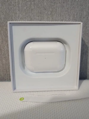 Apple AirPods Pro med MagSafe-fodral - Säljer ett par Apple AirPods Pro med MagSafe-laddningsfodral. Hörlurarna är vita, trådlösa och levereras i originalförpackning. Snygg och kompakt design i plast som passar perfekt till mobilen eller datorn. Grym ljudkvalitet och brusreducering.