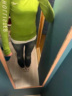 Superfin hollister tröja!!  - Snygg grön långärmad topp från Hollister med vit logga på bröstet och tryck längs ena ärmen. Modellen är slim och passar perfekt till jeans. Mjuk och skön bomullskänsla.