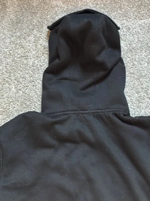 ~ CP COMPANY HOODIE ~  - Säljer denna tröja Cp Company hoodien med dragkedja den är i storlek m och säljer den till ett lite schysstare pris! Tröjan är knappt använd.  Tveka inte på att höra av er om ni har någon fundering.🚨