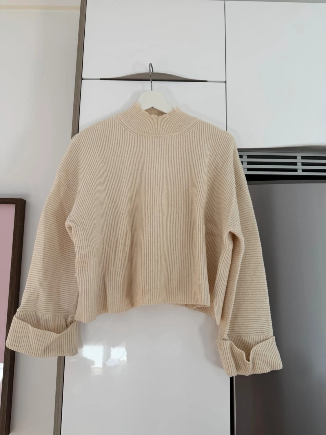 Beige ribbstickad croppad tröja