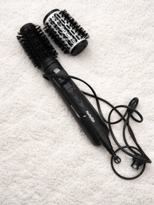 BaByliss varmluftsborste svart - Säljer en svart BaByliss varmluftsborste med två utbytbara borsthuvuden. Borsten har sladd och flera inställningar för styling regular och volym. Perfekt för att fixa håret snabbt och enkelt hemma.