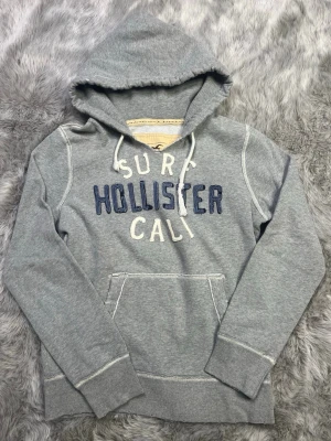 Hollister hoodie - Säljer denna sällsynta och mycket eftertraktade Hollister hoodie | Storlek M | Skick 9/10 | Vid eventuella frågor hör gärna av dig och erbjuder bra pris vid köp av bundle 😁✅
