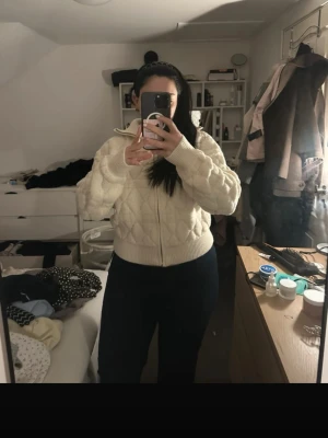 Vit quiltad zip-tröja från Boohoo - Säljer en vit quiltad tröja från Boohoo med dragkedja framtill och bred krage. Tröjan har ett snyggt rutmönster, ribbade muddar och är gjord i ett mjukt stickat material. Perfekt för att hålla sig varm och se stylish ut.