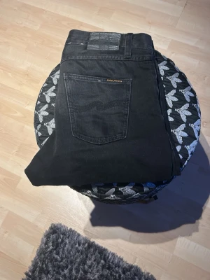 Svarta jeans från Nudie Jeans - Säljer ett par svarta jeans från Nudie Jeans i modellen Steady Eddie II. Storlek 29/32. In köpta för några månader sen bara så dem är väldigt bra skick. Tveka inte på att höra av dig vid frågor eller intresse! 