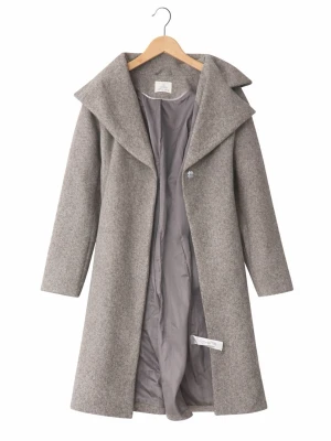 Ljusgrå ullkappa med bred krage - Stilren ljusgrå kappa i ullmix med bred, vikbar krage och helfodrad insida. Rak passform och diskret knappstängning framtill. Perfekt för kyliga dagar och enkel att matcha med olika outfits.