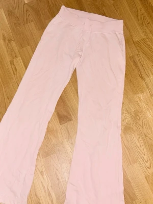 Ljusrosa mjukisbyxor från Junkyard - Säljer ett par ljusrosa mjukisbyxor från Junkyard lågmidjade utsvängda knappt använda storlek M