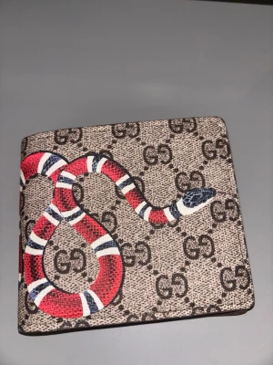  plånbok med intersect snake - Skön plånbok alldrig använd pris kan diskuteras. Väldigt smidig och får plats med mycket 