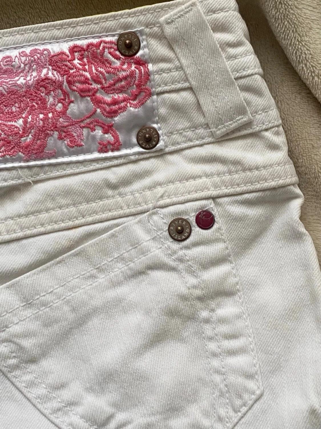 Vit minikjol med rosa detalj - 2