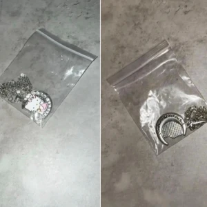 Hello Kitty halsband med strass  - Säljer ett silverfärgat halsband med en Hello Kitty-berlock dekorerad med små glittrande strass och rosa detaljer. Kedjan är tunn och metallisk. Perfekt för dig som gillar söta och lekfulla accessoarer med en touch av bling.