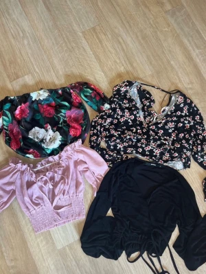 Topp - Paket på 4 toppar. Två är långärmade och de andra två är off shoulder och trekvartsärmade. Den rosa och den ovanför (blommiga) är båda i S medan de andra två är i storlek M. Märkena är Bikbok och Zara. De är alla i bra skick. Den helt svarta toppen är omlott.