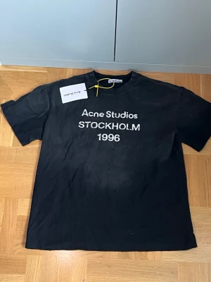 Acne Studios T-shirt  - Säljer denna feta Acne studios T-shirt i 10/10 skick. Storlek M men sitter som L. Priset är ej hugget i sten och bara att höra av sig vid minsta fundering!🙌