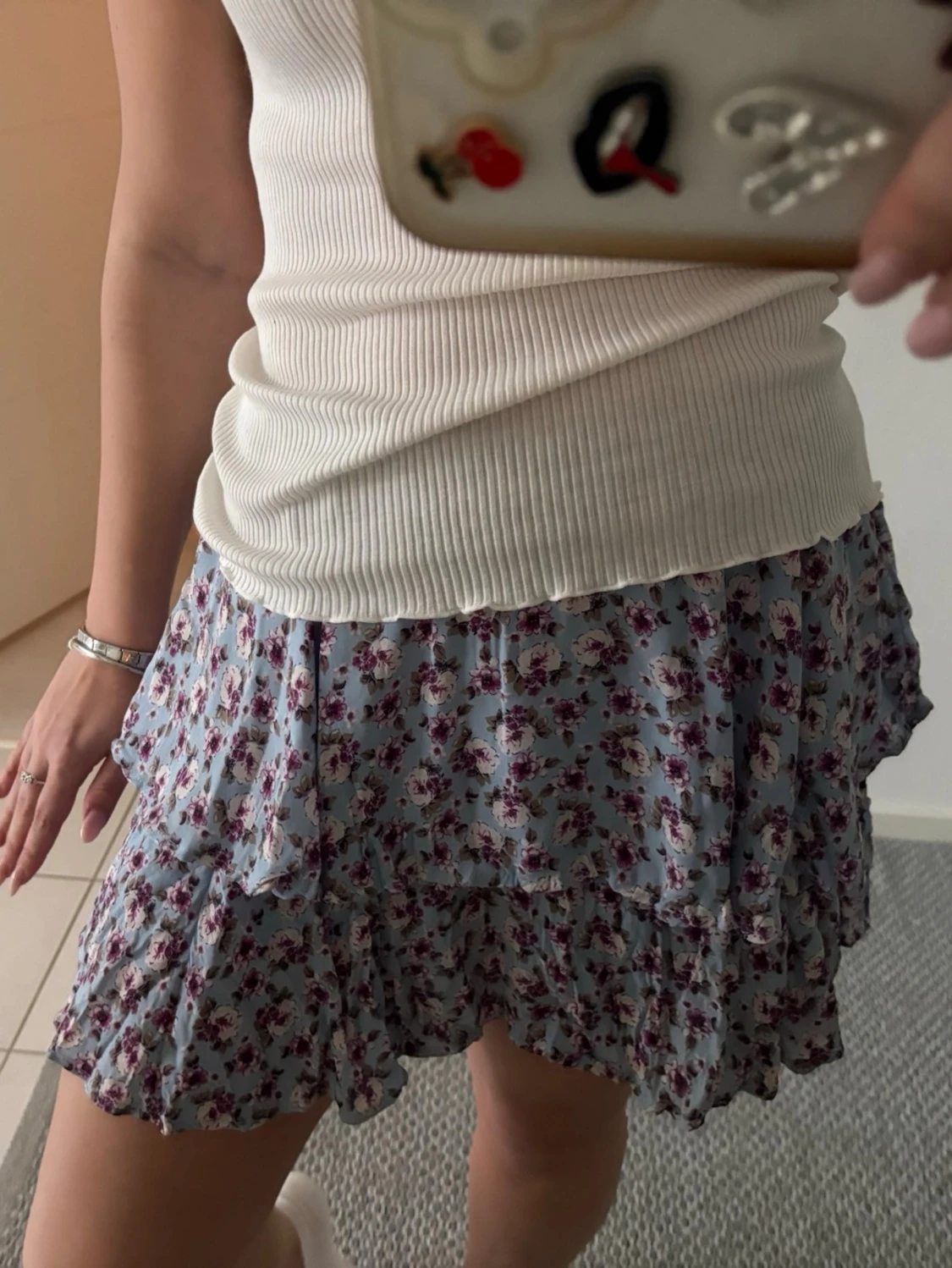 Blommig volangkjol i ljusblått