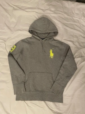 Ralph Lauren Hoodie - Säljer nu denna riktiga snygga och unika Ralph Lauren Hoodie i size M.  Skick - 10/10 Storlek - M men sitter som en S  Försöker skicka samma dag annars så snabbt jag kan!  Har du några frågor så är det bara att ställa!👍