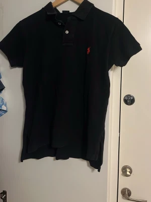 Svart pikétröja från Ralph Lauren - Svart piké i storlek S kan skicka fler bilder vid intresse