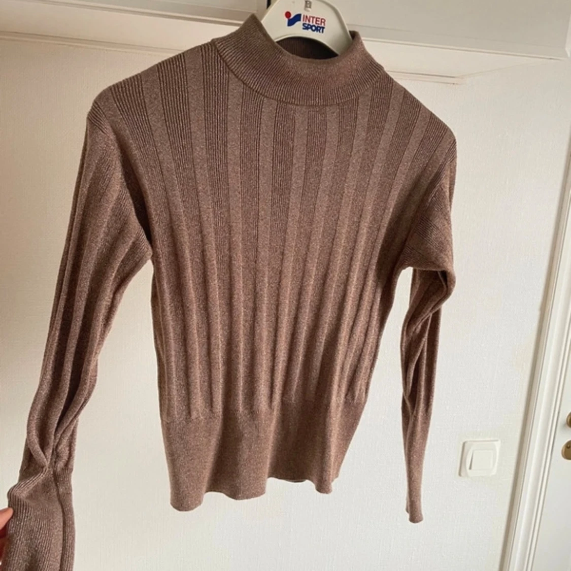 Brun ribbstickad polotröja - 1