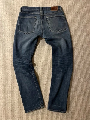 Blå jeans från Polo Ralph Lauren - Tja, säljer nu ett par tvär feta, sällsynta Ralph lauren jeans i blå färg, längden är ca 100cm och midjan är ca 40 cm, W31 L31.         ‼️obs‼️hör av er vid minsta fundering, priset går att diskutera ny pris 2000