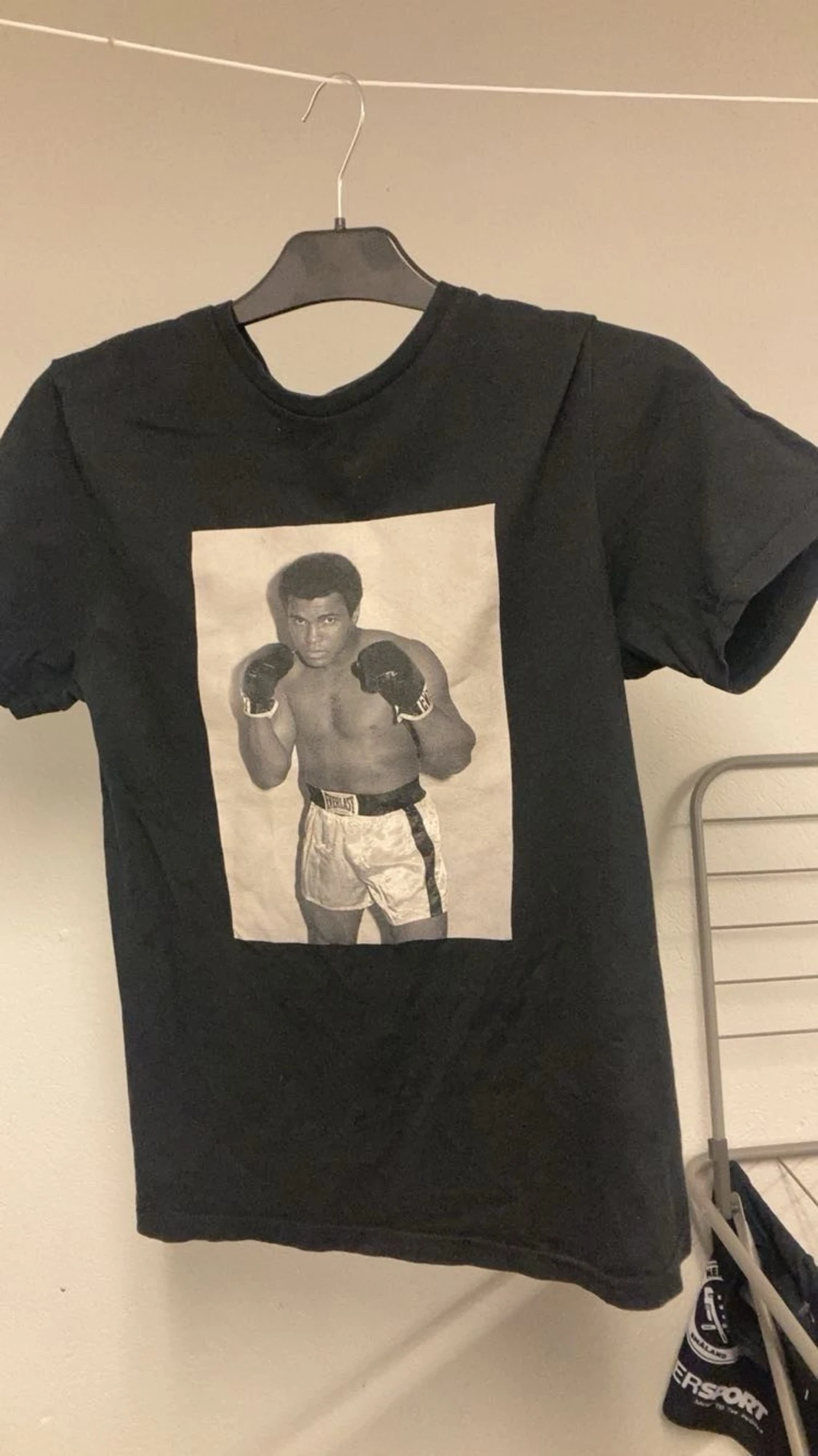 Svart t-shirt med Muhammed ali truck