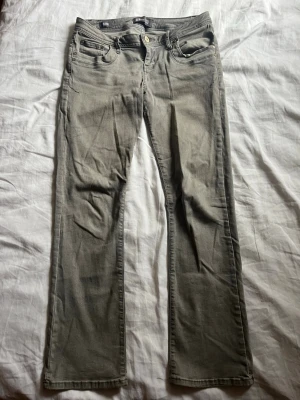 Grå bootcut jeans från LTB - Snygga grå jeans från med bootcut passform. Perfekta för en avslappnad och trendig look.