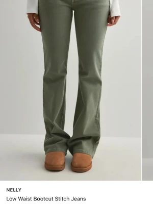 Gröna bootcut jeans med låg midja - Snygga gröna jeans från Nelly med låg midja och bootcut . Perfekta för dig som gillar en avslappnad men trendig stil. Säljer då de inte används. Kostar 699kr nypris.❣️