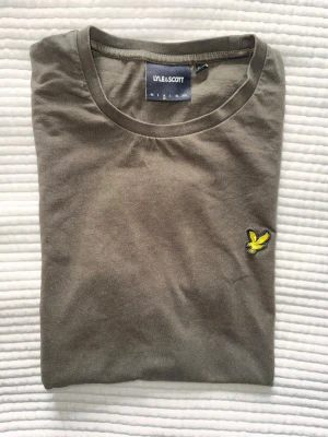 Lyle and Scott T-shirt  - Säljer denna snygga T-shirt från Lyle and Scott. Storlek M. Den är i väldigt fint skick med inga defekter. Hör av er vid funderingar!