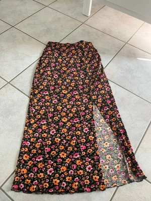Blommig kjol - Blommig långkjol från hm, storlek xxs💗